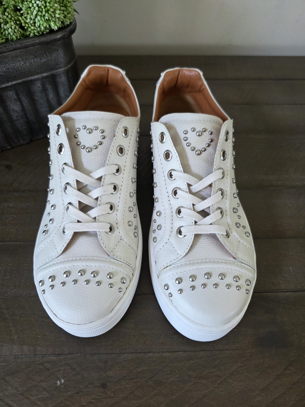 Brighton Janice White Leather Studded Sneakers WM SZ 9M Heart Detail Lace Up